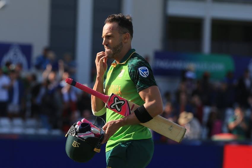 South Africa's captain Faf du Pसाउथ अफ्रीका की टीम के पूर्व कप्तान फाफ डू प्लेसिस का सालाना वेतन 3 करोड़ 20 लाख रुपए था।
