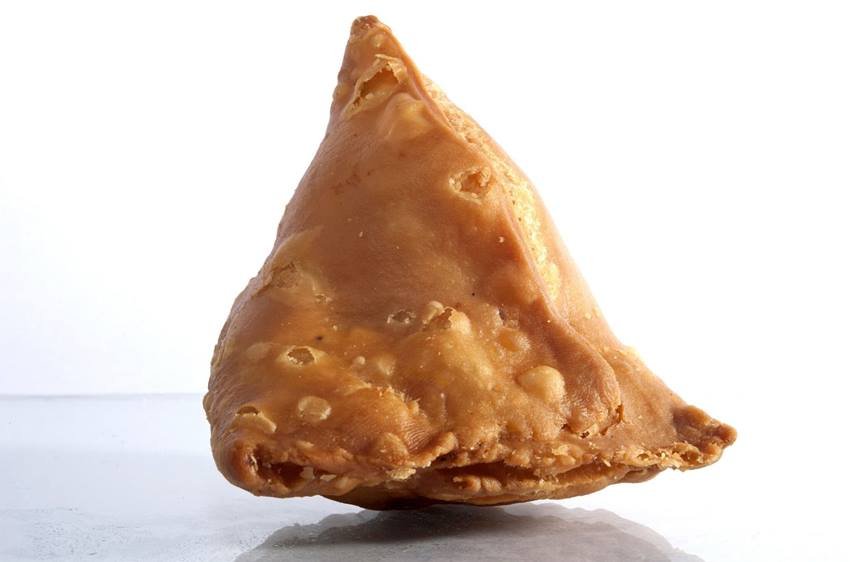 समोसा - अगर कुछ चटपटा और कुरकुरा कहना हो तो हमारे दिमाग में सबसे पहले समोसे की तस्वीर उभरती है। माना जाता है कि ये मध्य - पूर्व और सेंट्रल एशिया में सबसे पहले बनाया गया था। भारत में इसे तुर्की साम्राज्य के लोग लाए।