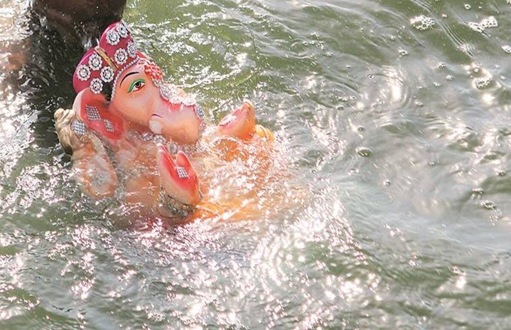 नागरिक निकाय प्रशासन ने कोविद -19 महामारी के बीच मूर्ति विसर्जन के लिए समुद्र के किनारे और गहरी नदी में जाने से बचने का आग्रह किया। (फाइल फोटो)