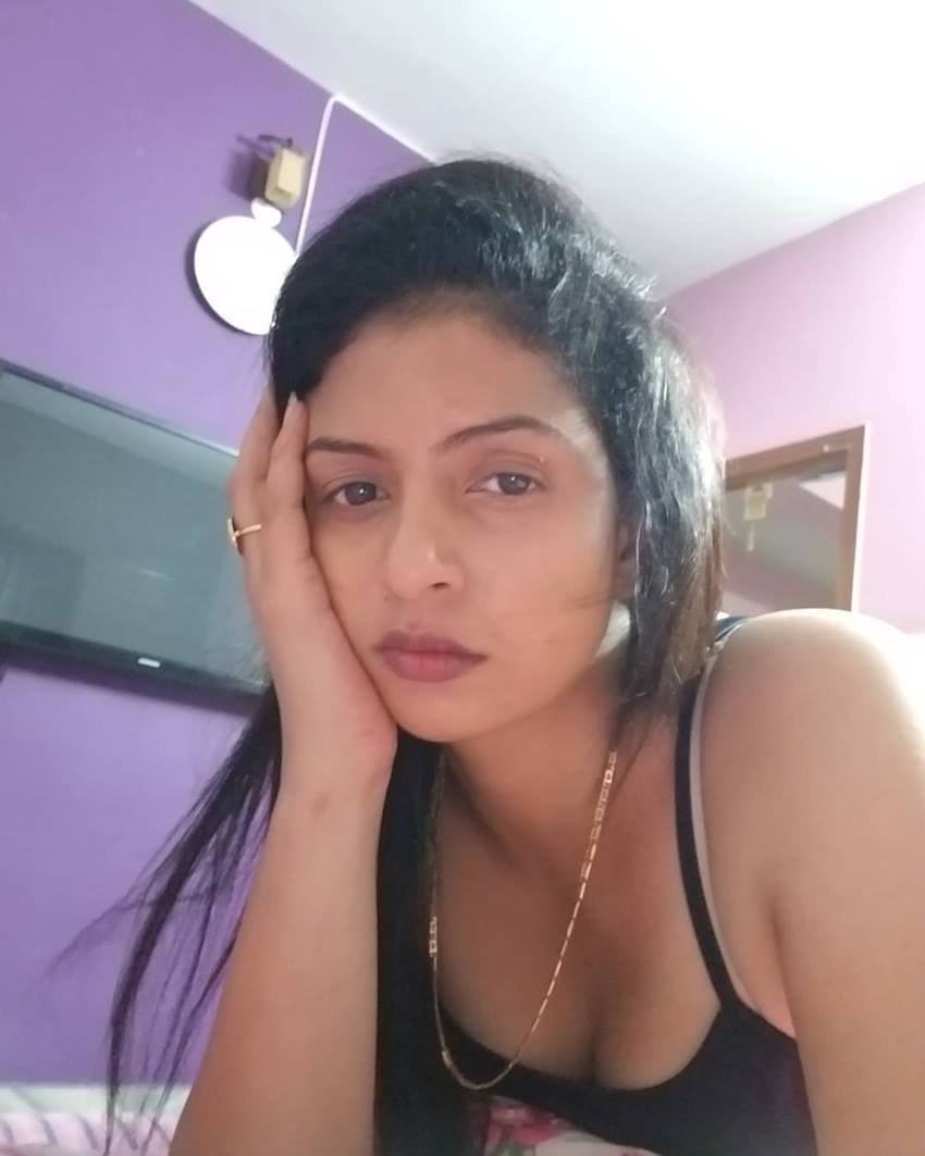 हसीन जहां ने अपने इंस्टाग्राम अकाउंट पर कई ऐसी तस्वीरें शेयर की हैं जिनमें उनका बोल्ड लुक नजर आता है।