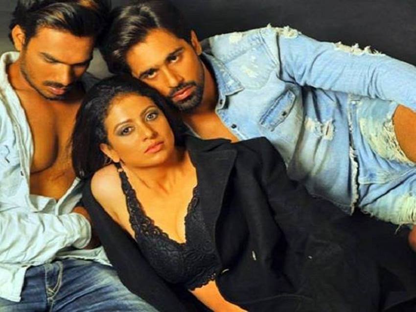 मोहम्मद शमी से पहले हसीन जहां ने सैफुद्दीन नाम के शख्स से साल 2002 में शादी की थी। 2010 में दोनों का तलाक हो गया था। इन दोनों की दो बेटियां हैं।