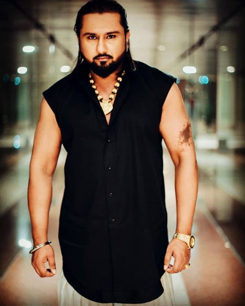 मशहूर रैपर हनी सिंह ड्रग्स के चंगुल में ऐसे फंसे कि उन्हें पहचानना ही मुश्किल हो गया था। एख साल तक रिहैब सेंटर में ट्रीटमेंट के बाद हनी सिंह एक बार फिर अपने रंग में आने के लिए जद्दोजहद कर रहे हैं।