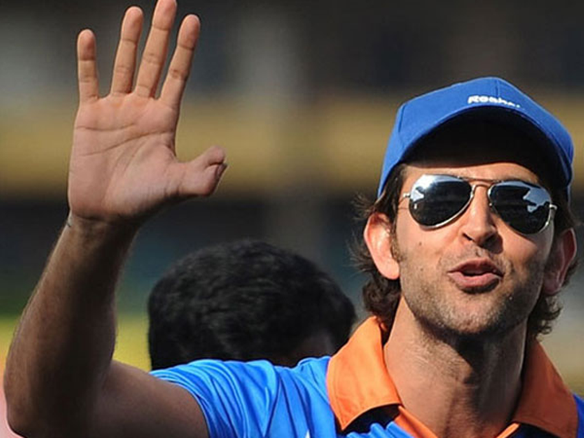 रितिक रोशन - बॉलीवुड के टॉम क्रूज़ कहे जाने वाले हृतिक रोशन काफ़ी हैंडसम हैं। उनकी खूबसूरती और डांस के दीवाने बहुत हैं। लेकिन उनके एक हाथ के दो अंगूठे हैं। अक्सर कई फ़िल्मों में भी उनका ये अंगूठा दिखता है ।