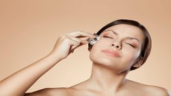 Skin Care: ग्लोइंग स्किन पाना चाहते हैं तो सिर्फ 5 मिनट बर्फ से करें चेहरे पर मसाज, जानिये इसके अन्य फायदे