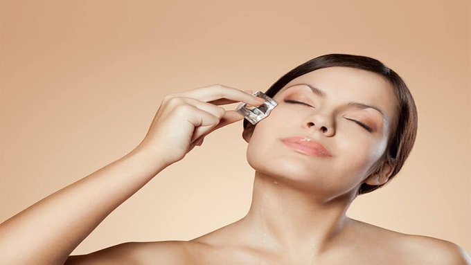 Skin Care: ग्लोइंग स्किन पाना चाहते हैं तो सिर्फ 5 मिनट बर्फ से करें चेहरे पर मसाज, जानिये इसके अन्य फायदे