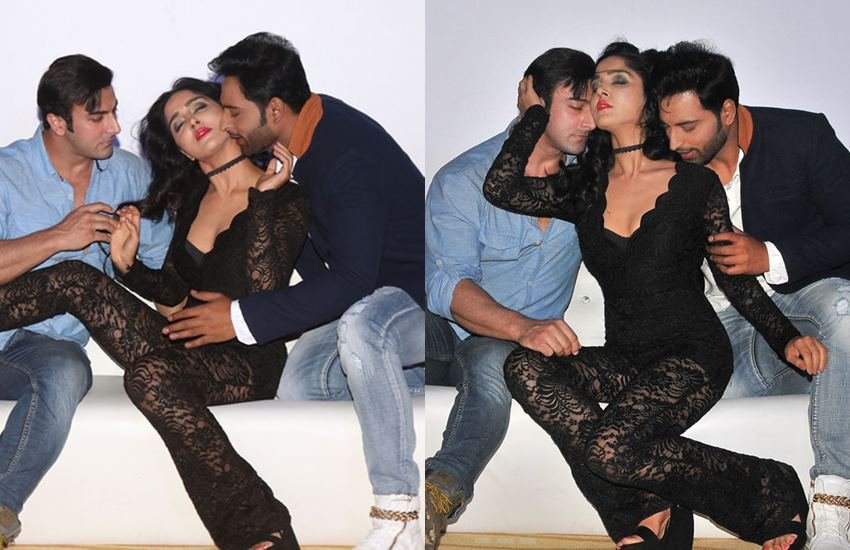फिल्मों में तो अकसर एक्ट्रेस-एक्ट्रेसेज को इंटीमेट होते देखा गया है। लेकिन सोचिए तब क्या हो जब लाइव इवेंट में एक्टर्स आपस में लव मेकिंग करने लगे। जी हां ऐसा ही कुछ हुआ था एक फिल्म के प्रमोशनल इवेंट में जब एक्टर्स काफी इरोटिकल मुद्रा में एक्ट करने लगे। दरअसल पूरा मामला जुड़ा हुआ है फिल्म इश्क जुनून से। यह फिल्म 11 नवंबर 2016 को रिलीज हुई थी। (Photos: Social Media)