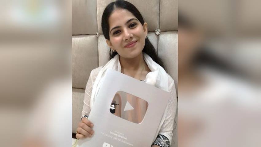 जया किशोरी के फेसबुक पर 13 लाख से ज्यादा फॉलोअर्स है, वहीं इंस्टा पर इन्हे 1.3 मिलियन लोग फ़ॉलो करते हैं।