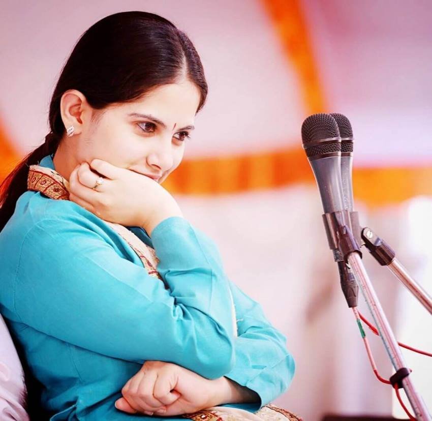 प्रचलित है कि इनके कार्यक्रम से अर्जित धन नारायण ट्रस्ट सेवा , उदयपुर को चला जाता है। ये ट्रस्ट विकलांगो और गरीब अनाथ बच्चों की मदद करता है।