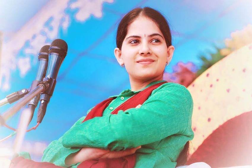 अपने व्यक्तिगत जीवन को लेकर इनका कहना है कि वो सही समय आने पर शादी भी करेंगी। कृष्ण भक्ति, सत्संग आदि के अलावा वो एक सामान्य लड़की की तरह जीवन व्यतीत करती हैं।