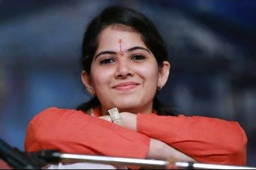 जब बच्चे पढ़ाई और खेल कूद में व्यस्त रहते हैं, जया 9 साल की उम्र में ही संस्कृत में लिंगाष्टकम, शिव - तांडवस्तोत्रम, रामाष्टकम आदि स्तोत्र गा लेती थीं।