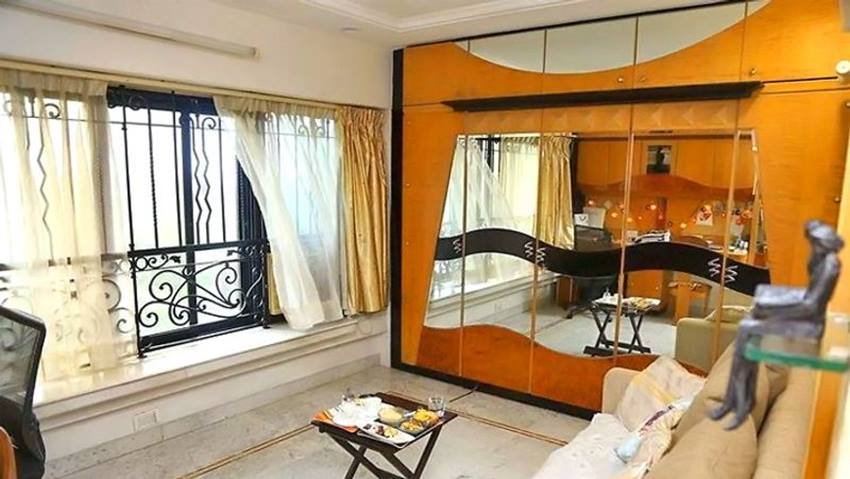 इस फ्लैट को जॉनी ने खुद की कमाई से साल 1990 में खरीदा था।