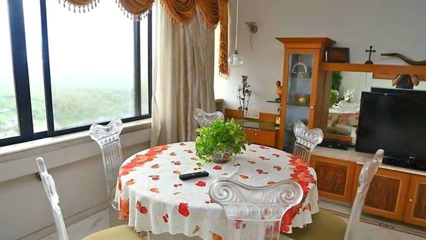 जॉनी लीवर की मुंबई में कई प्रॉपर्टी हैं। लेकिन जॉनी लीवर पत्नी सुजाता, बेटी जिमी और बेटे जैसी के साथ अंधेरी (वेस्ट), मुंबई स्थित अपने इसी अपार्टमेंट में रहते हैं।