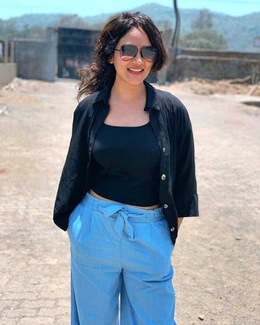 कामना की सोशल मीडिया में तस्वीरें देख पहचान पाना मुश्किल है कि ये वही हप्पू सिंह की वाइफ हैं।