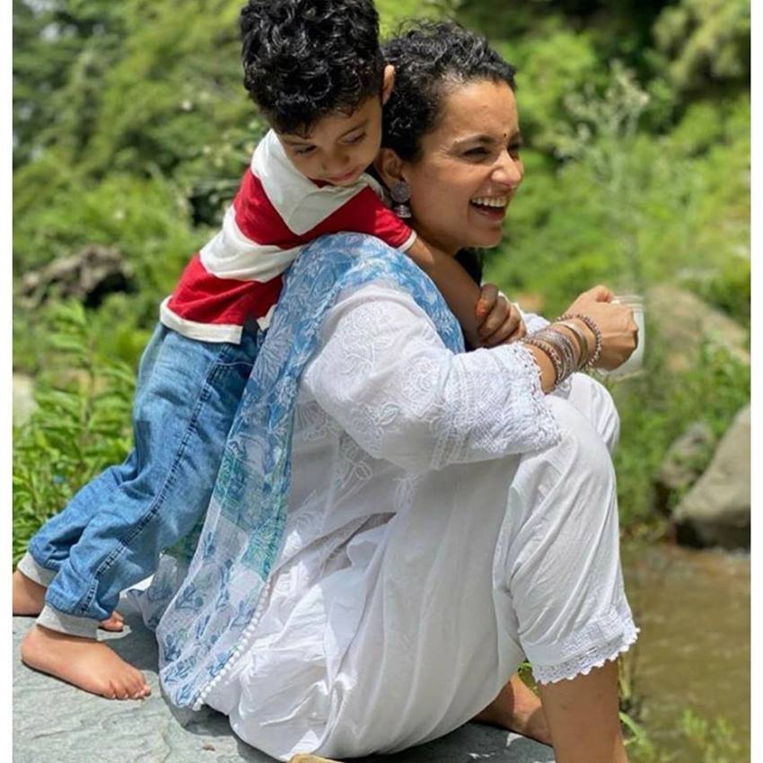 खुले आसमान के नीचे कंगना पूरे मस्ती के मूड में नजर आ रही हैं।