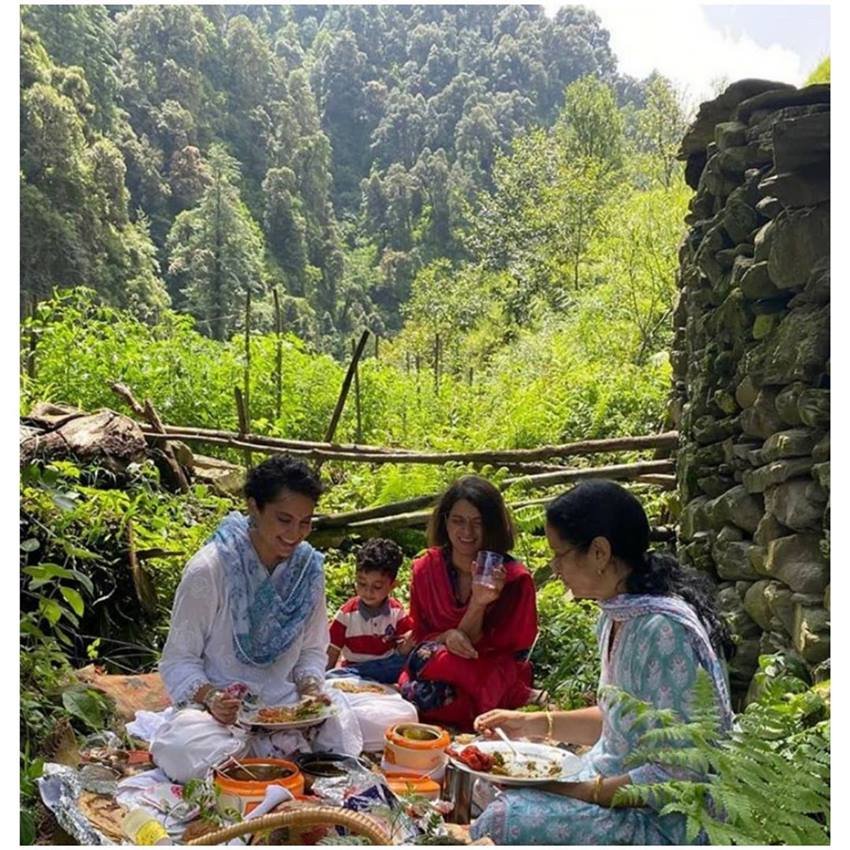 तस्वीरों में कंगना अपना बहन रंगोली, भतीजे औऱ मां के साथ नजर आ रही हैं।