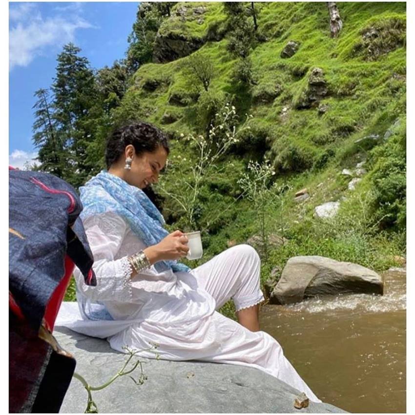 सफेद ड्रेस में कंगना रनौत काफी खूबसूरत लग रही हैं।