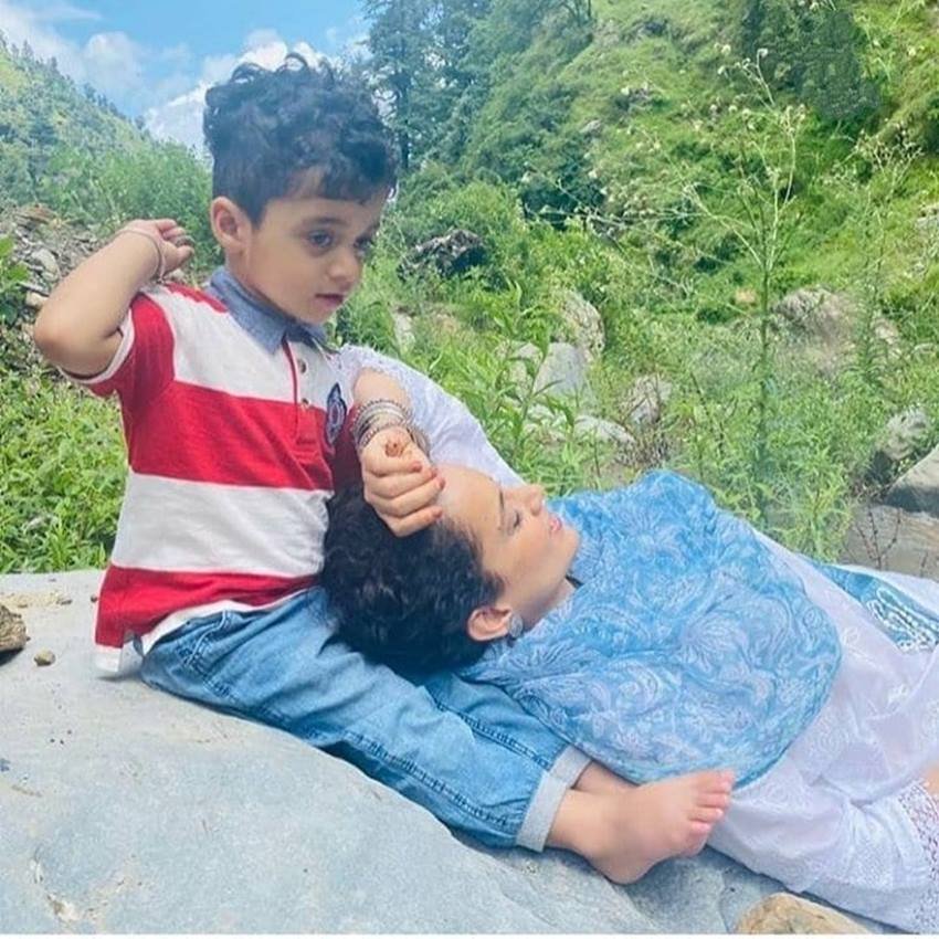 कंगना रनौत अपने भतीजे के साथ मस्ती करती दिख रही हैं।