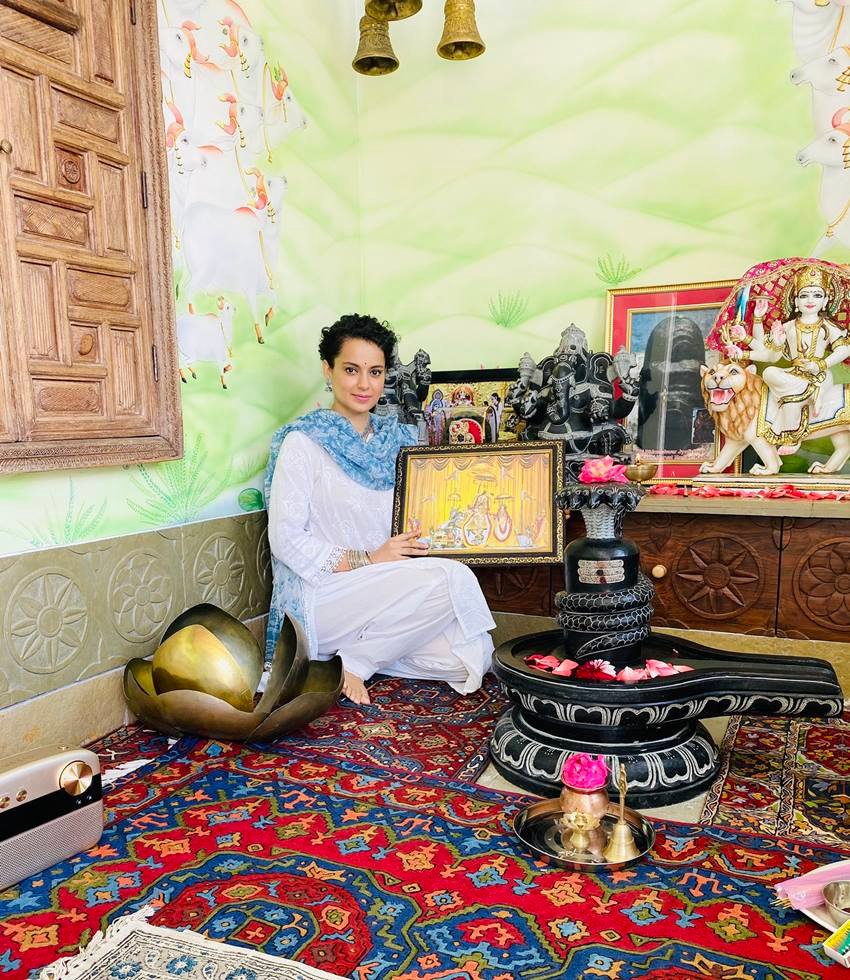 बता दें कि लॉकडाउन से पहले से ही कंगना रनौत अपने होम टाउन हिमाचल के मनाली में हैं।