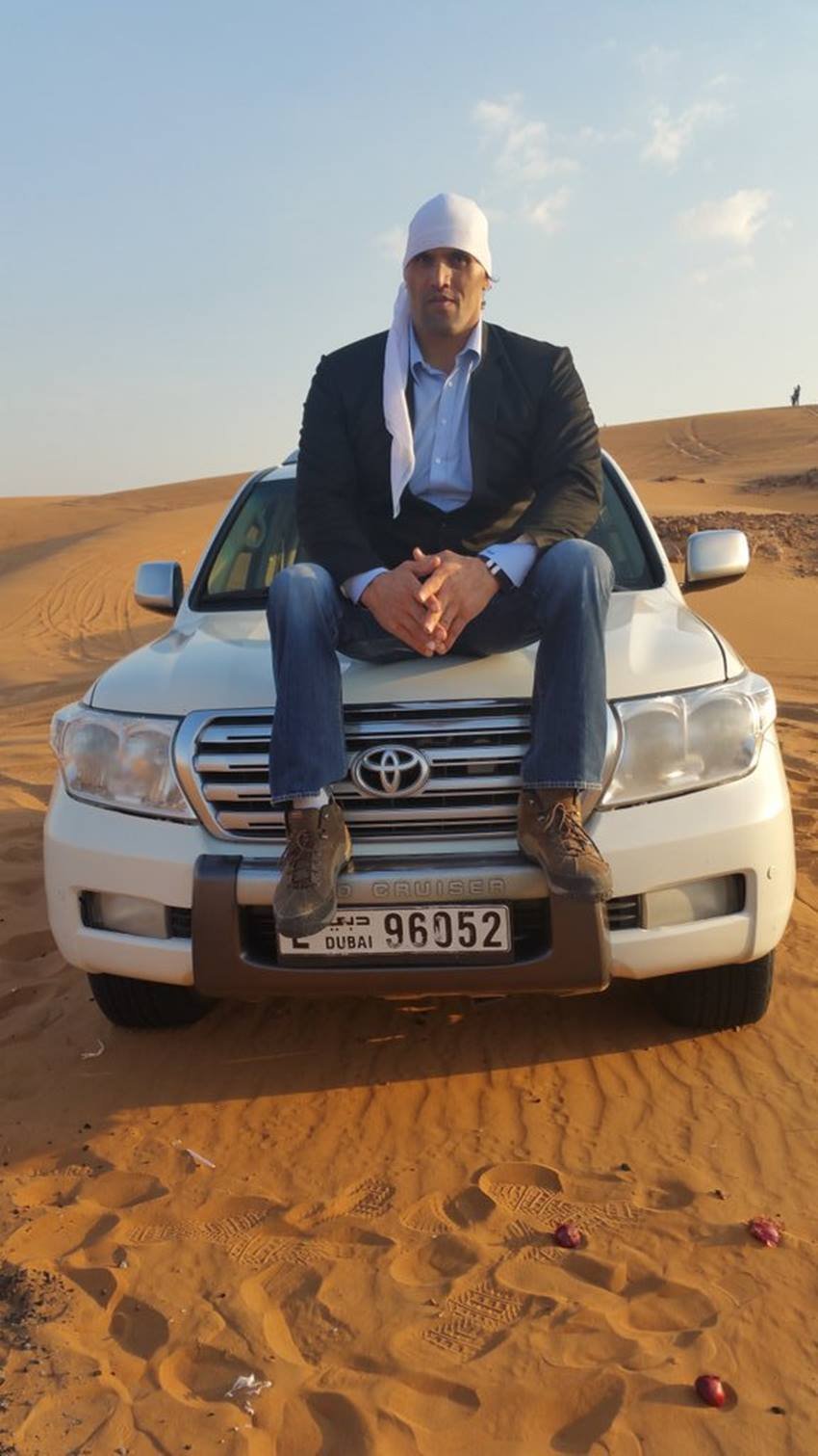 खली इन महंगी गाड़ियों को मॉडिफाई करवाते हैं। मॉडिफिकेशन के बाद ही वह उसमें आराम से बैठ पाते हैं।