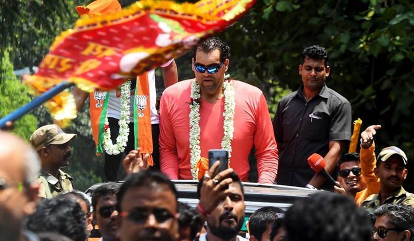 इतना विशाल आदमी किस कार में सफर करता है ये लोगों की जिज्ञासा का विषय़ है।