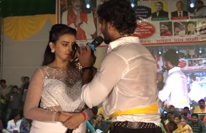 जब गाते-गाते स्टेज पर गिर पड़े थे खेसारी लाल यादव, रो पड़ी थीं अक्षरा सिंह, देखें- VIDEO