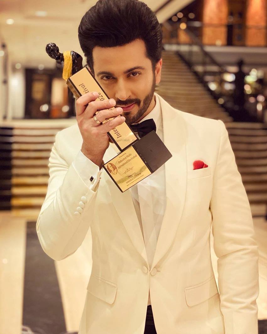 टीवी के धारावाहिक शो ‘कुंडली भाग्य’ के करन लूथरा यानी धीरज धूपर भी एक्टर बनने से पहले फ्लाइट अटेंडेंट थे। वे जेट एयरवेज में बतौर फ्लाइट अटेंडेंट की नौकरी करते थे। उन्होंने अपने एक्टिंग करियर की शुरुआत ‘स्वर्ग’ सीरियल से की, लेकिन नेम एंड फेम मिला ‘ससुराल सिमर का’ और ‘कुंडली भाग्य’ जैसे पॉपुलर शो से। एक इंटरव्यू के दौरान उन्होंने बताया कि वे गुड लुकिंग थे इसलिए एविएशन का इंटरव्यू दे आए और सिलेक्ट भी हो गए। उनका सपना एक्टर बनने का था, इसलिए वो जॉब छोड़कर मुम्बई आ गए।