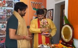 मनोज तिवारी ने किया गणपति विसर्जन, बाइट देते वक़्त आया सोशल डिस्टैंसिंग का ख्याल