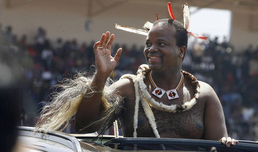 मस्वाती थर्ड ने 2018 में स्वाजीलैंड का नाम बदल कर द किंगडम ऑफ इस्वातिनी कर दिया है। इस देश की जनसंख्या 13 लाख है जहां अधिकतर गरीब हैं।