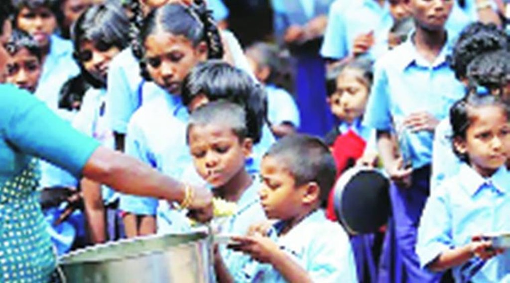 गरीबी से बेहाल परिवार के बच्चों को स्कूलों के मिडडे मील का सहारा था, कोरोना वायरस के चलते बंद स्कूलों में वह भी मिलना ठप है।
