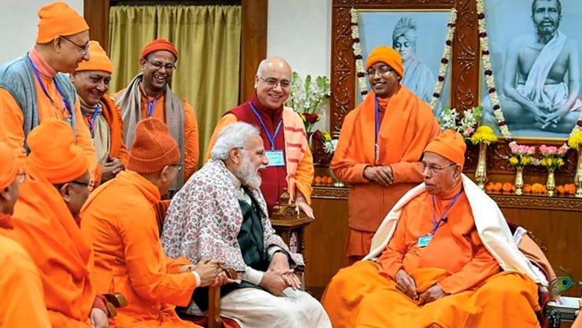 बेलूर मठ में संतों के साथ पीएम ोमदी।