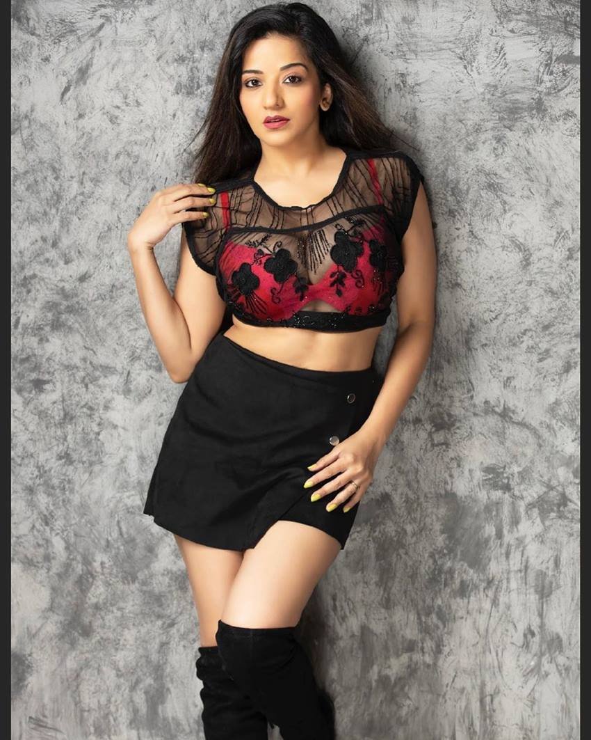 इस फोटो शूट में मोनालिसा का बोल्ड अंदाज देखने को मिल रहा है।