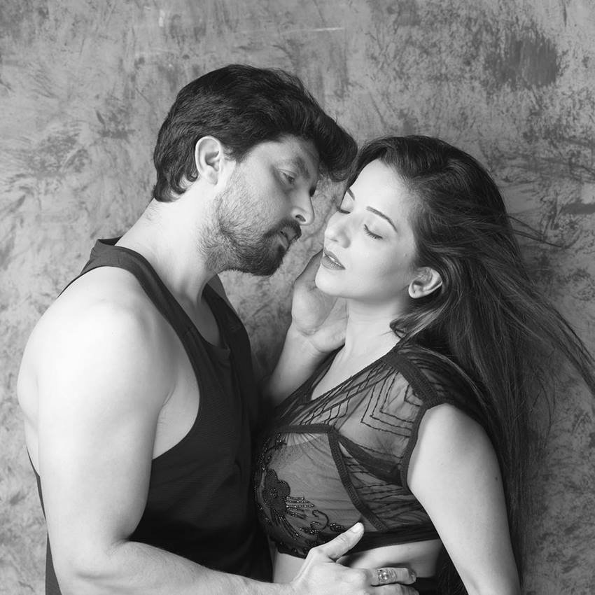 मोनालिसा विक्रांत के साथ काफी रोमांटिक पोज देती दिख रही हैं।