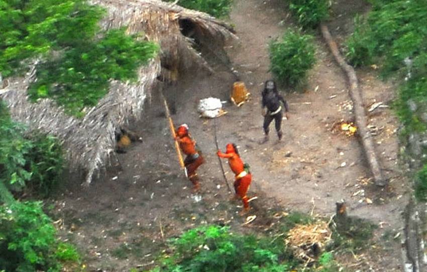 कोरूबो जनजाति ( ब्राज़ील ) - ये जनजाति पश्चिम अमेज़ॉन बेसिन में रहती है। इस जनजाति के सदस्य पृथ्वी पर रहने वाली कोरुगो ट्राइब्स की आख़िरी पीढ़ियों में से हैं। इनकी पुरानी पीढ़ियां अपने आस पास के समुदायों से हिंसक झड़प करती थीं। इन जनजातियों के पास धारदार हथियार भी होते है। ये लोग कई मौकों पर शिशु - हत्या करते हैं। कोरुबो जनजाति के लोग मछली, मकड़ी, जंगली सूअर, बंदर ,पक्षी आदि खाते हैं। इन्हें कृषि का थोड़ा बहुत ज्ञान है। (Photo: Social Media)
