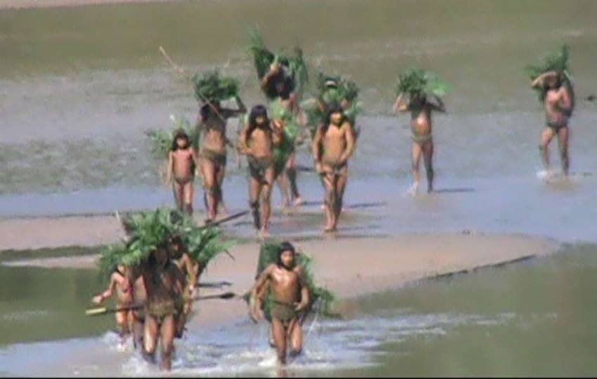 मास्चो - पिरो जनजाति ( पेरू) - ये शिकारी आदिवासी अमेज़ॉन के जंगलों में रहते हैं। ये पत्तों से अपने घर बनाते हैं और शिकार के ज़रिए अपना पेट पालते हैं। ये बाहरी दुनिया से किसी भी तरह का संपर्क पसंद नहीं करते। पेरू की सरकार ने भी इस ट्राइब के साथ बाहरी दुनिया का संपर्क निषिद्ध कर दिया है। ऐसा इसलिए ताकि इन्हें हमारी दुनिया के बीमारियों और वायरस से इन्हें बचाया जा सके। इस जनजाति की इम्यूनिटी अभी बाहरी दुनिया के बीमारियों के लिए तैयार नहीं हैं। (Photo: Youtube)