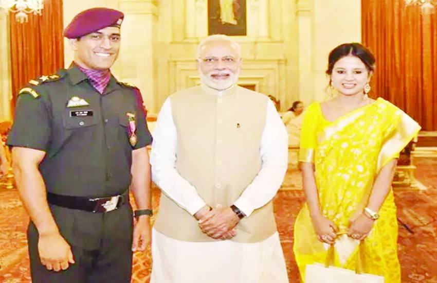 प्रधानमंत्री नरेंद्र मोदी के साथ महेंद्र सिंह धोनी और उनकी पत्नी साक्षी धोनी (फाइल फोटो)। प्रधानमंत्री नरेंद्र मोदी के साथ महेंद्र सिंह धोनी और उनकी पत्नी साक्षी धोनी (फाइल फोटो)।