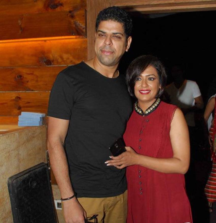 मराठी, तेलुगु और बॉलीवुड में काम कर चुकी टीवी एक्ट्रेस अश्विनी कालेसकर की पहली शादी 1998 में जाने माने टीवी कलाकार नितेश पांडे से हुई। 4 साल में ही दोनों अलग हो गए। अगले ही साल नितेश ने दूसरी शादी कर ली लेकिन अश्विनी ने 7 साल बाद 2009 में टीवी कलाकार मुरली शर्मा से शादी की।