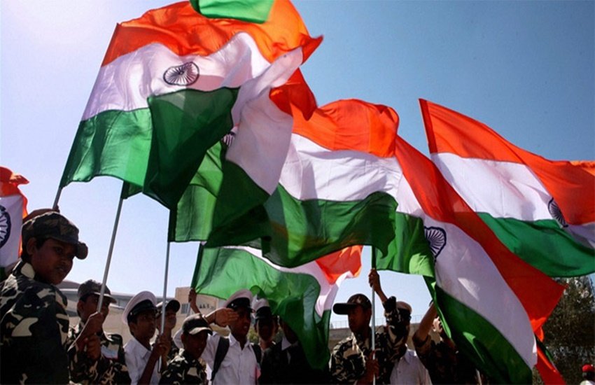शान से लहराता हमारा राष्ट्रीय ध्वज उत्साहित वीर जवान।