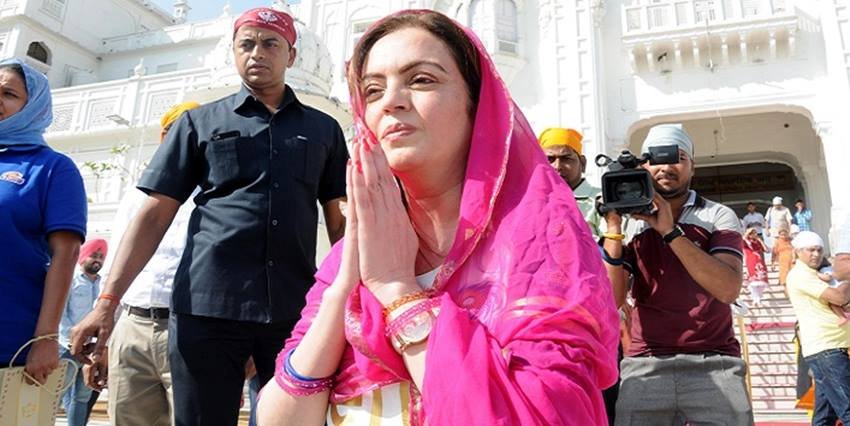 नीता अंबानी ने एक इंटरव्यू में बताया था कि वह जापान के सबसे पुराने क्रॉकरी ब्रांड नोरिटेक के कप में चाय पीती हैं। नोरिटेक क्रॉकरी 50 पीस के सेट में आती है। इसकी खास बात यह है कि इसमें सोने की बॉर्डर होती है और इसकी कीमत डेढ़ करोड़ रुपए है। यानी एक कप की कीमत हुई 3 लाख रुपए। इस हिसाब से नीता अंबानी के एक कप चाय की कीमत 3 लाख रुपए से भी ज्यादा है।