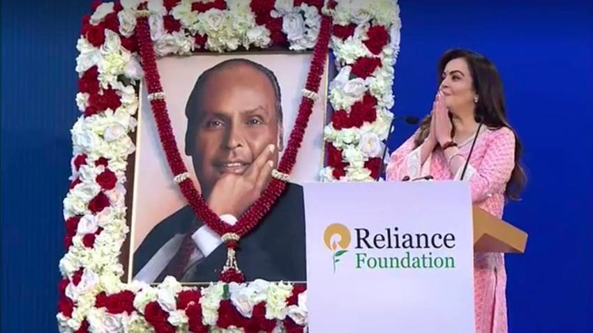 Nita Ambani Dhiru Bhai: रिलायंस इंडस्ट्रीज (RIL) की मालकिन नीता अंबानी की गिनती आज दुनिया की जानी-मानी हस्तियों में होती है। हालांकि 1985 से पहले उन्हें शायद ही कोई जानता हो। नीता ने साल 1985 में मुकेश अंबानी (Mukesh Ambani) से शादी रचाई थी। दोनों की शादी अरेंज मैरिज थी। शादी के लिए धीरू भाईं अंबानी ने पहल करते हुए नीता से बात की थी। हालांकि ये कम लोगों को पता हो कि एक बार नीता ने धीरू भाई (Dhiru BHai Ambani) को लगभग फटकार लगाते हुए उनका फोन डिसकनेक्ट कर दिया था। जी हां ये बात खुद नीता अंबानी ने एक टीवी इंटरव्यू में बताई थी। (All Photos: Social Media)