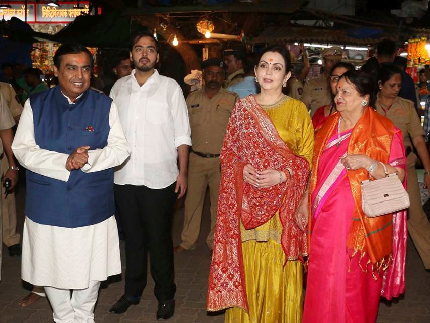 कोकिलाबेन को नीता काफी पसंद आईं। घर आने पर उन्होंने अपने पति धीरू भाई से कहा कि मैं नीता की शादी मुकेश से कराना चाहती हूं। आप उससे बात कीजिए।