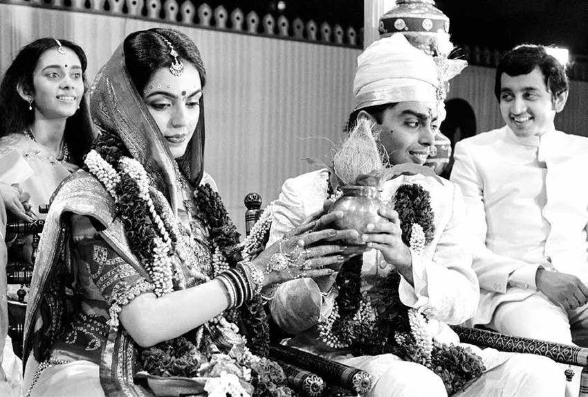 नीता ने आखिरकार धीरू भाई को पहचाना औऱ उनसे बात की। दोनों की वह पहली बातचीत थी। औऱ फिर उस वाकये के कुछ महीने बाद नीता अंबानी परिवार की बहू बन गईं।