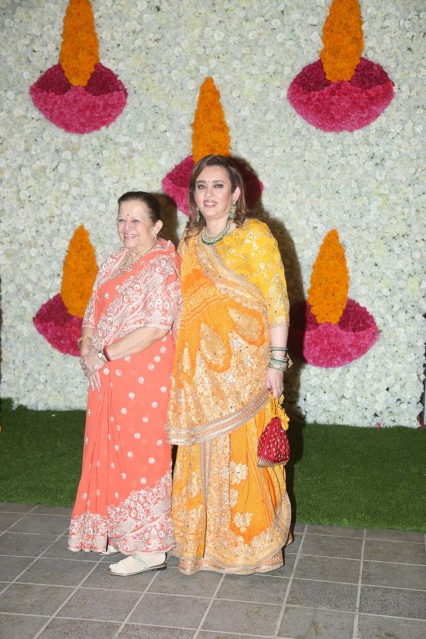 लाइमलाइट से दूर रहने वाली ममता दलाल सोशल मीडिया पर बहुत कम एक्टिव रहती हैं।