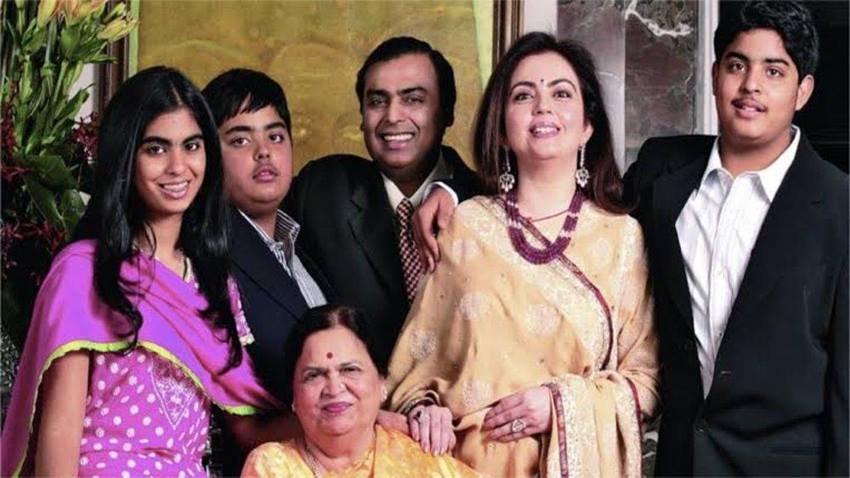 नीता अंबानी रिलायंस इंडस्ट्रीज जैसे उद्योगपति घराने की बहू होकर भी एक स्कूल में बतौर टीचर काम किया करती थीं। वह ऐसा इसलिए करती थीं कि उन्हें शुरू से ही बच्चों औऱ उनकी शिक्षा से काफी लगाव था। कोई सोच भी नहीं सकता था कि इतने बड़े इंडस्ट्रियलिस्ट की बहू 800 रुपए की सैलरी पर स्कूल में पढ़ाएंगी।