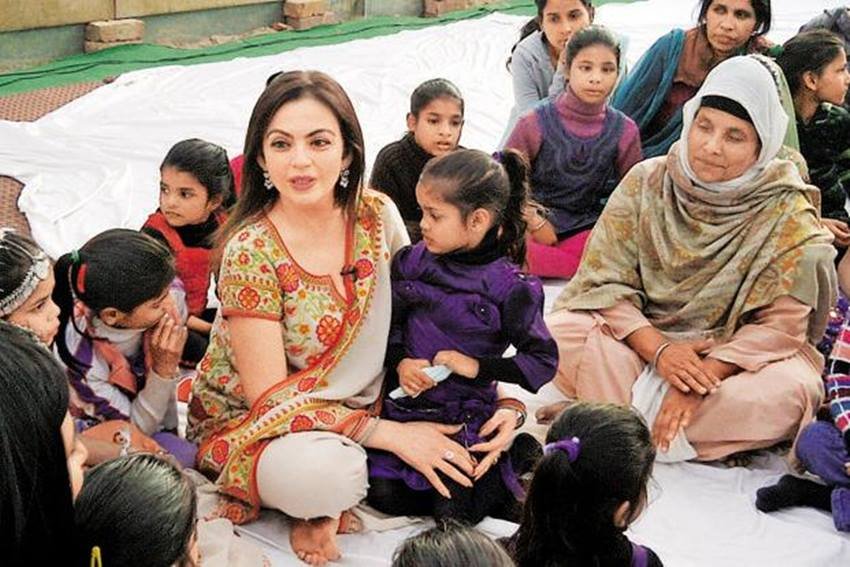 नीता अंबानी शादी के बाद मुंबई के जिस नर्सरी स्कूल में पढ़ाती थीं वहां एक बेहद मदेजार घटना घटी। दरअसल स्कूल में एक बच्चे के पिता ने नीता अंबानी को एक गिफ्ट की पेशकश की।