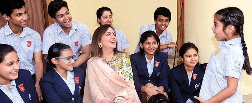 उस अभिभावक को नहीं पता था कि नीता अंबानी कौन हैं। उसने नीता को गिफ्ट में 1987 में हुए रिलायंस क्रिकेट वर्ल्ड कप की कपल टिकट्स ऑफर कीं। उस अभिभावक ने कहा कि ये दो टिकट हैं। आप चाहें तो अपने पति या किसी और के साथ जाकर स्टेडियम में मैच देख सकती हैं। नीता अंबानी ने उस अभिभावक का गिफ्ट लेने से इनकार कर दिया।