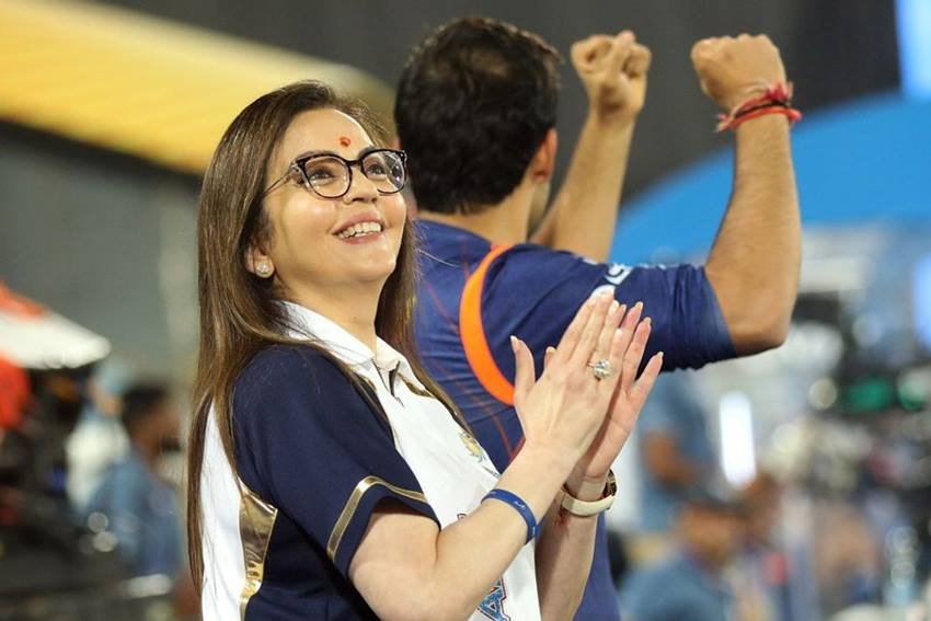 जब उस अभिभावक को ये पता चला कि उसने रिलायंस की होने वाली मालकिन को ही रिलायंस वर्ल्ड कप की टिकट ऑफर कर दी थी तो उसके चेहरे की हवाइयां उड़ गईं।