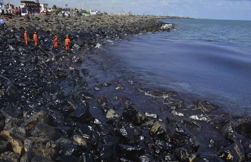 मारीशस में आए इस गंभीर संकट से उसका पर्यटन उद्योग पूरी तरह बर्बाद हो गया है।