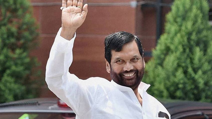 उपभोक्ता मामलों के मंत्री राम विलास पासवान 74 साल के हैं। उन्हें पिछले साल 7 अक्टूबर को दिल्ली के एक प्राइवेट हॉस्पिटल में भर्ती किया गाय था। उन्हें सांस लेने में दिक्कत थी। इसी परेशानी के चलते वह 2017 में भी हॉस्पिटलाइज्ड हो चुके हैं।