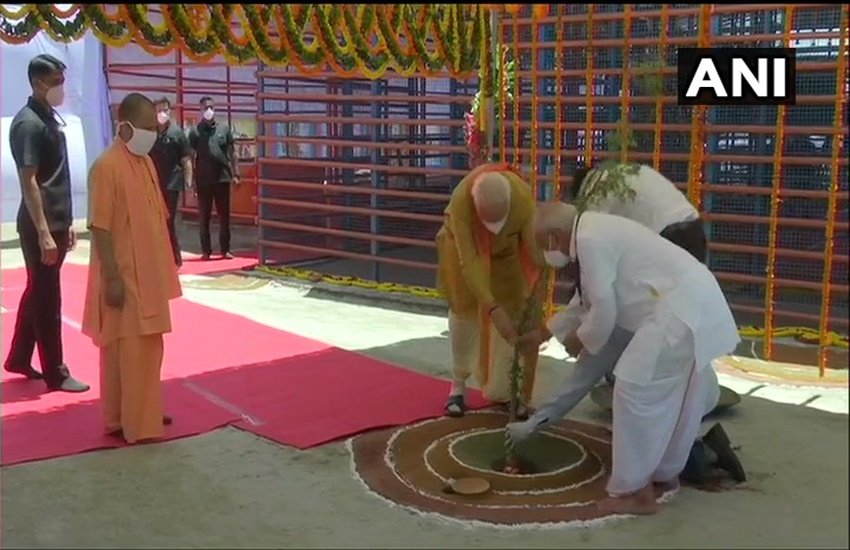 पीएम नरेंद्र मोदी पारिजात का पौधा लगाया और पौधे को पानी दिया।