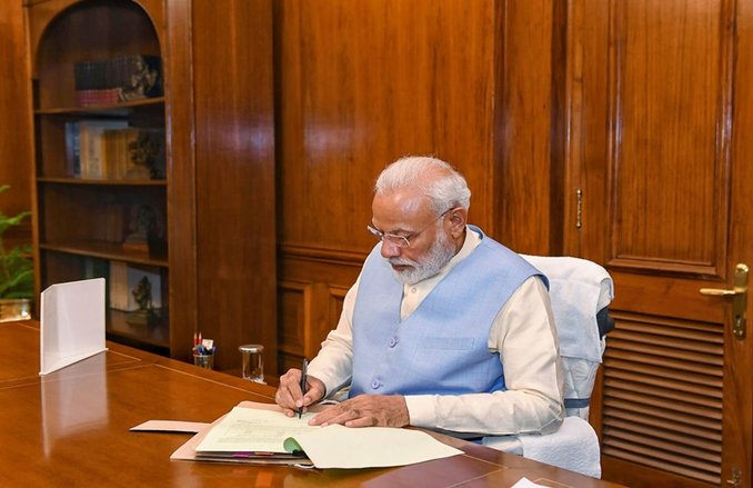 7th Pay Commission: कोरोना शुरू होने के बाद केंद्रीय कर्मियों के लिए सरकार ने अबतक लिए ये बड़े फैसले, सैलरी से लेकर पेंशन तक पर पड़ रहा असर
